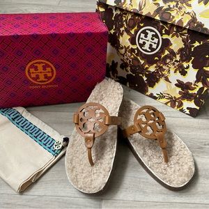 Tory Burch Genuine Shearling, Leather Logo Emblem Slide Thong Sandals Si…